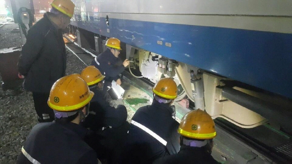 설 수송 대비를 위한 안전점검중인 한국철도 대구본부 직원들. 사진=대구본부 제공