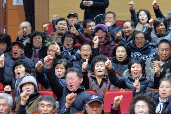 대구통합공항 이전지 결정을 위한 경북 군위·의성 주민투표가 실시된 21일 오후 경북 군위군 삼국유사문화회관에서 군민들이 공항 유치를 기원하며 파이팅을 외치고 있다. 뉴스1