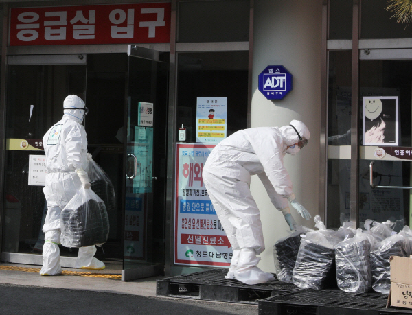 22일 오후 신종 코로나바이러스 감염증(코로나19) 확진자가 107명 발생한 경북 청도군 청도대남병원에서 의료진이 도시락을 옮기고 있다. 청도대남병원은 코로나19 확진자 발생 후 병원이 폐쇄돼 외부에서 음식을 공급받고 있다. 뉴스1