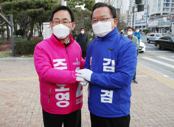 더불어민주당 김부겸 후보(오른쪽)와 미래통합당 주호영 후보가 서로 손을 잡고 선전을 다짐하고 있다. 뉴스1