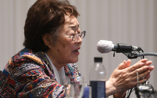 일본군 위안부 피해자 이용수 할머니가 25일 대구 인터불고호텔에서 정의기억연대 문제와 관련해 두번째 기자회견을 하고 있다. 뉴스1