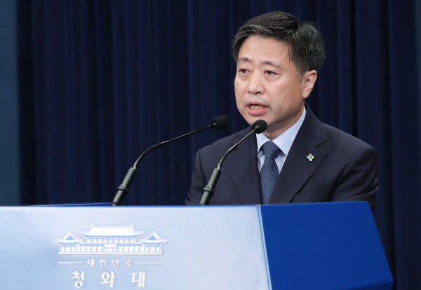 윤도한 청와대 국민소통수석이 17일 오전 청와대 춘추관에서 북한 관련 브리핑을 하고 있다. 뉴스1