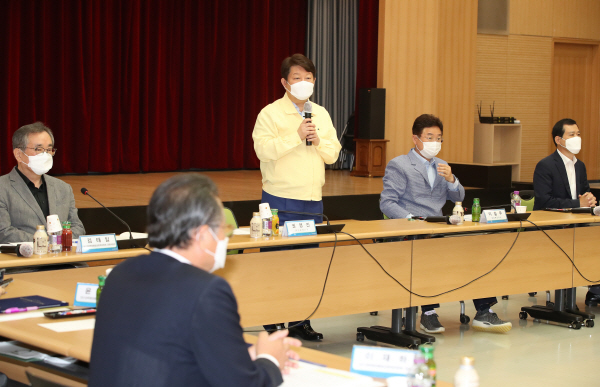 권영진 대구시장이 지난 21일 오후 대구시청 별관 대강당에서 열린 '대구·경북 행정통합 공론화위원회' 출범식에 참석해 인사말을 하고 있다. 뉴스1