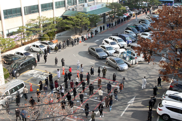 코로나19 신규 확진자가 583명 발생한 26일 오전 서울 동작구청 광장에 마련된 워킹스루형 현장 선별진료소를 찾은 시민들이 검사를 받기 위해 줄을 서 있다. 뉴스1