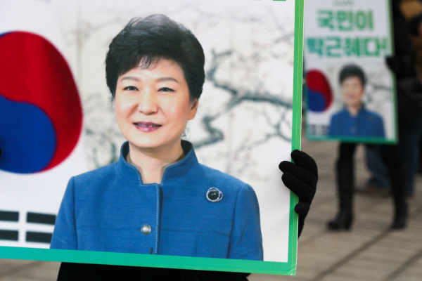 14일 오전 서울 서초구 대법원 앞에서 박근혜 전 대통령 지지자들이 박 전 대통령의 석방을 촉구하고 있다. 뉴스1