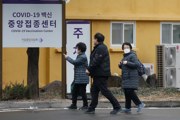 15일 서울 중구 국립중앙의료원 신종 코로나바이러스 감염증(코로나19) 중앙접종센터에 관계자들이 오가고 있다. 뉴스1