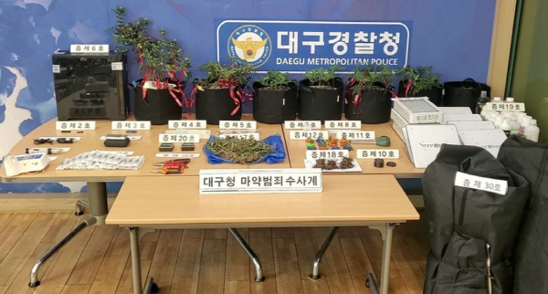 대구경찰청 마약범죄수사계는 15일 SNS(사회관계망서비스)에서 비트코인을 이용해 마약을 거래한 혐의(마약류 관리법 위반)로 42명을 검거해 이 중 3명을 구속했다고 밝혔다.사진은 경찰이 압수한 마약류. 사진=대구경찰청 제공