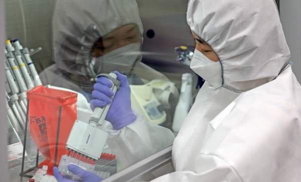 세종보건환경연구원 보건연구사가 세종시 조치원읍 세종보건환경연구원에서 코로나19 오미크론 변이 신속 PCR분석을 위해 검체 반응시약 실험을 하고 있다. 뉴스1