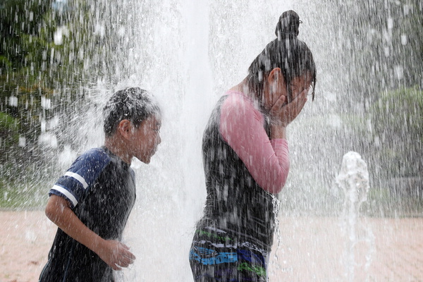 찜통더위가 계속된 22일 오후 대구 동구 율하체육공원 바닥분수에서 휴일을 맞은 어린이들이 물놀이로 폭염의 열기를 식히고 있다. 뉴스1