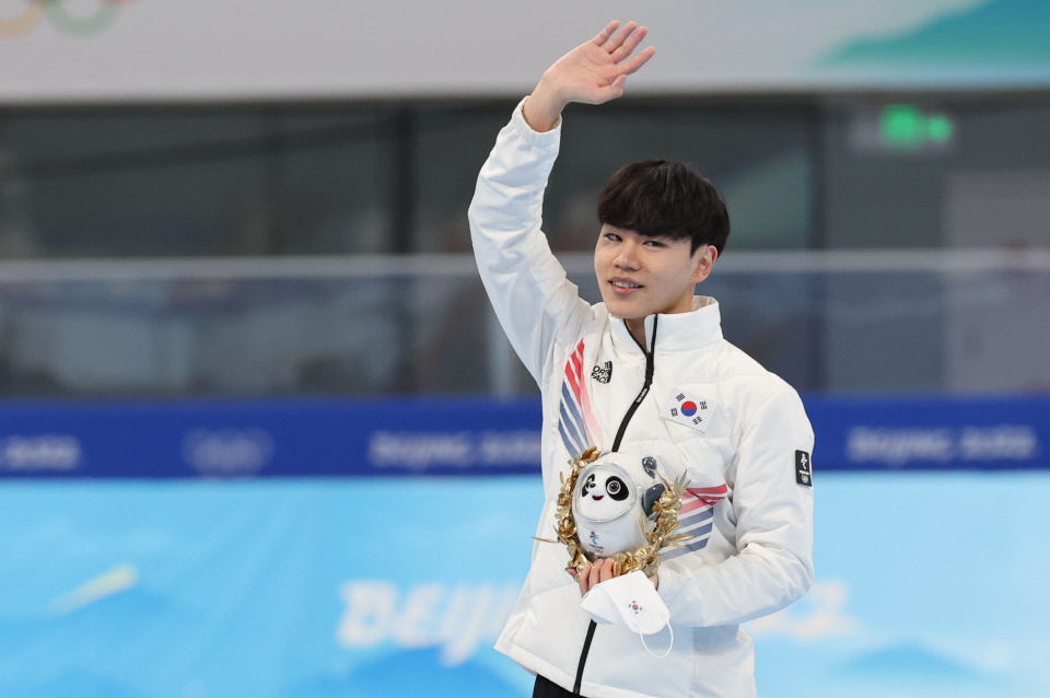 김민석이 8일 오후 중국 베이징 국립 스피드 스케이팅 경기장(오벌)에서 열린 2022 베이징 동계올림픽 스피드 스케이팅 남자 1500m 경기에서 동메달을 차지한 후 시상대에서 손을 흔들고 있다.