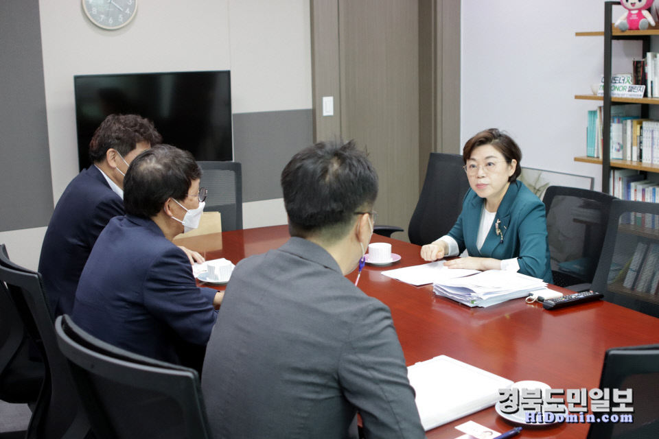 김정재 의원이 11일 박정배 국민연금공단 이사장 직무대행을 만나 포스코홀딩스 포항 이전 당위성을 설명하고 있다.