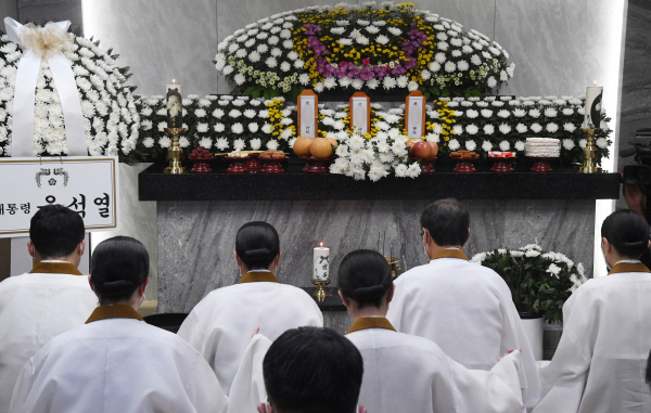 25일 오후 경기 수원시 권선구 수원중앙병원 장례식장에 마련된 수원 세 모녀의 빈소에서 원불교 경인교구 주관 추모의식이 진행되고 있다. (사진은 기사 내용과 직접 관련 없음). 뉴스1