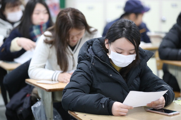 2018학년도 대학수학능력시험 성적표가 12일 오전 전국 수험생에게 배부됐다. 이날 오전 수능 성적표를 받은 D여고 3학년 학생들이 자신의 점수를 확인하고 있다. 뉴스1