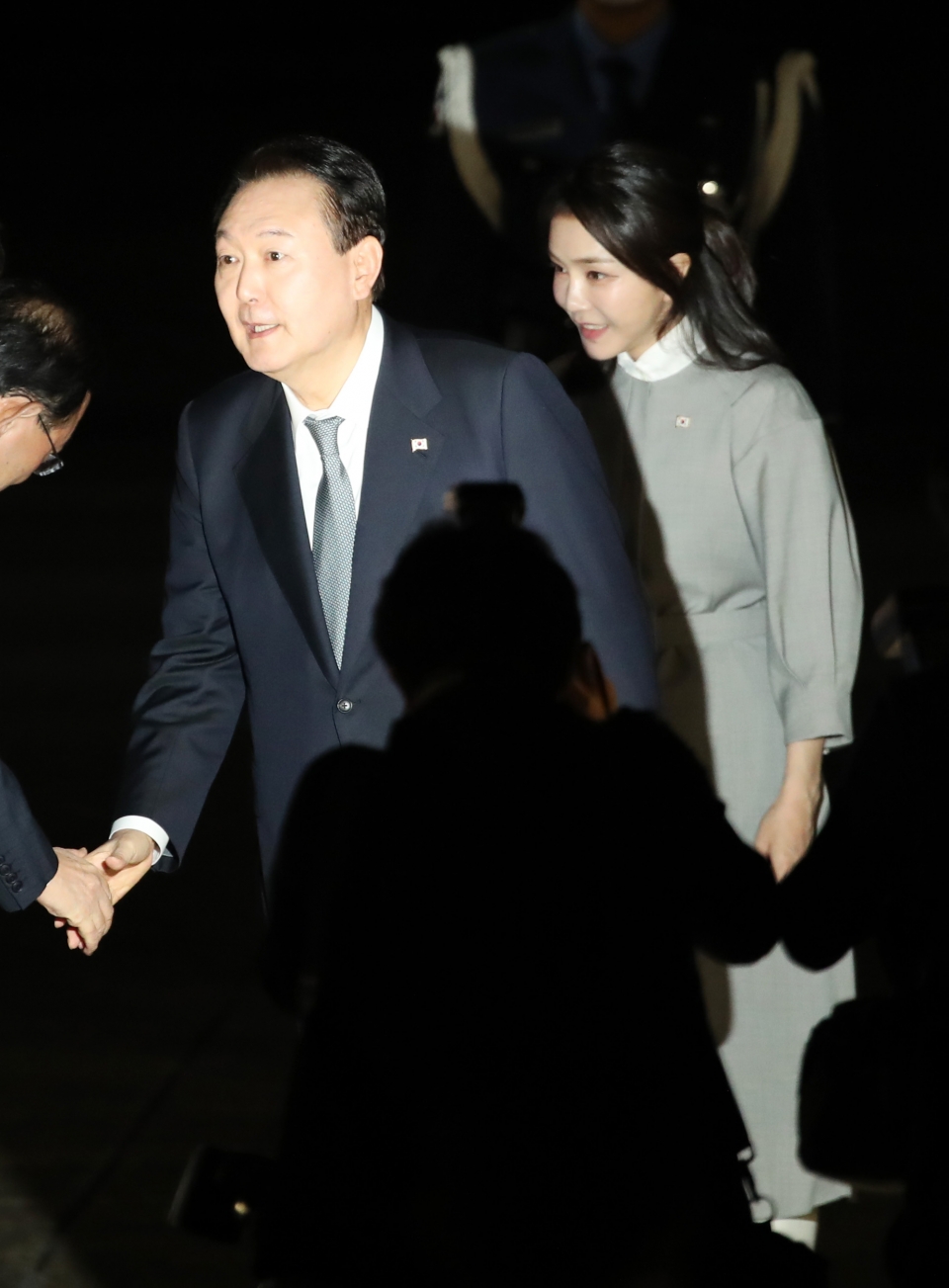 영국·미국·캐나다 순방을 마친 윤석열 대통령과 부인 김건희 여사가 지난 24일 오후 경기 성남시 서울공항을 통해 귀국하고 있다. 뉴스1