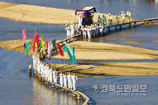 시집올 때 한번타고 건넜으며 죽어서 상여타고 건넜다는 무섬외나무다리.