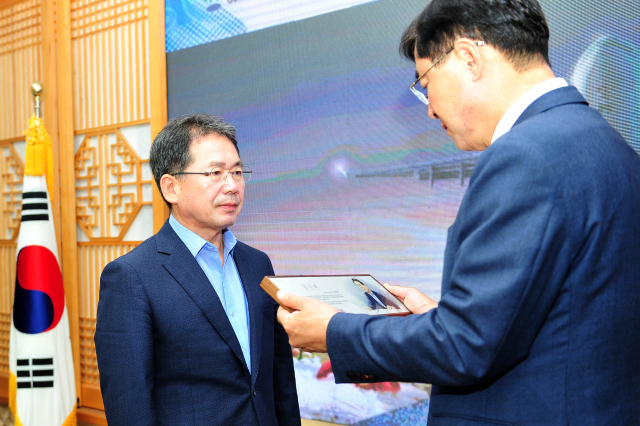 김진열(왼쪽) 경북 군위군수가 안병우(오른쪽) 농협중앙회 축산경제대표이사로부터 감사패를 받고 있다. 사진제공=군위군