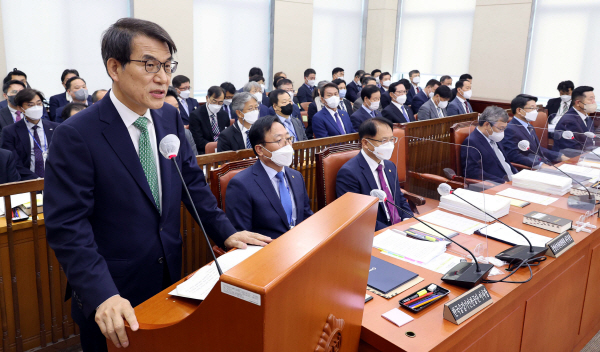 노태악 중앙선거관리위원장이 5일 서울 여의도 국회에서 열린 행정안전위원회의 중앙선거관리위원회, 진실화해를위한과거사정리위원회, 소방청·한국소방산업기술원, 한국승강기안전공단 등 7개 공공기관에 대한 국정감사에서 인사말을 하고 있다. 뉴스1