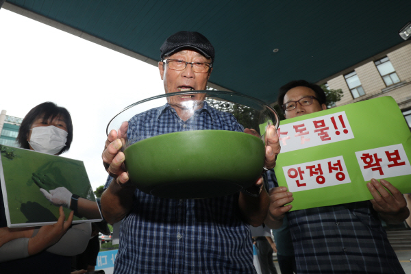 낙동강네트워크·낙동강대구경북네트워크 등 영남권 환경단체 회원들이 지난 8월1일 오전 대구시청 동인청사 앞에서 대구 수돗물 녹조 독소 오염 파동에 대한 환경부와 대구시의 대책 마련을 촉구하는 기자회견을 열었다. 뉴스1