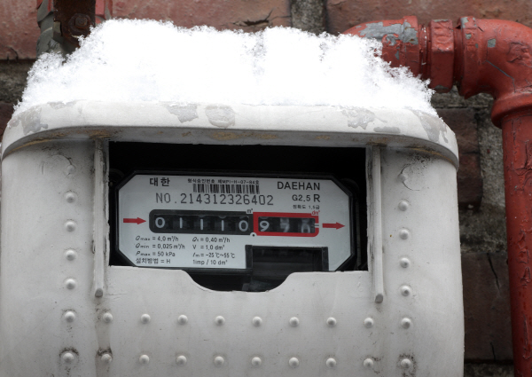 서울 시내 한 주택가에 설치된 가스 계량기 수치가 빠르게 움직이고 있다. 뉴스1<br>