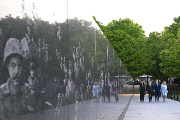 윤석열 대통령과 조 바이든 미국 대통령 부부가 25일(현지시간) 워싱턴DC '한국전 참전용사 기념비'를 방문했다. (대통령실 제공)