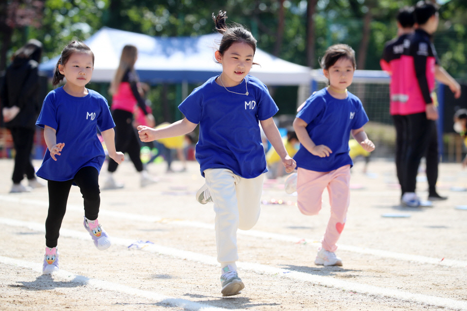 가정의 달이자 근로자의 날인 1일 오전 대구 수성구 매동초등학교 운동장에서 열린 ‘2023학년도 매동 한마음 운동회’에 참가한 어린이들이 개인 달리기를 하고 있다. 뉴스1