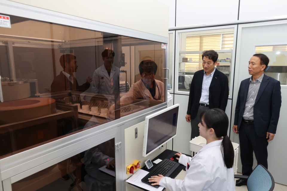 김남일(왼쪽) 포항시 부시장이 15일 포항시 수산물품질관리센터를 방문해 방사능 검사 장비로 방사능을 측정하는 모습을 지켜보고 있다.