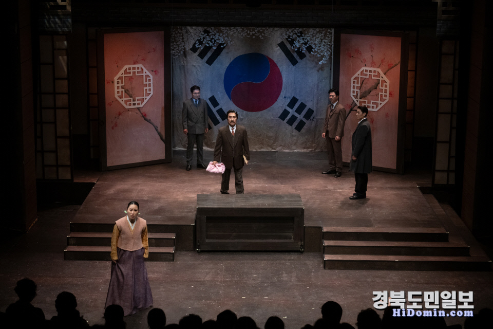지난 4, 5일 열린 경주시립극단의 ‘경북 우편마차 습격 의거지 - 소태고개’ 연극 공연 장면.