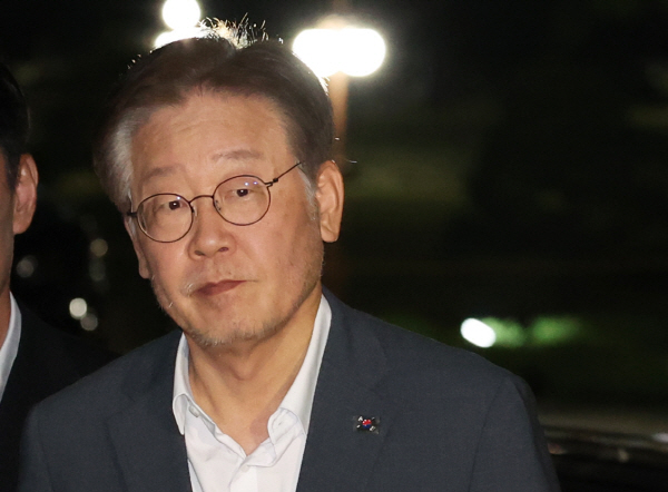 이재명 더불어민주당 대표가 12일 저녁 '쌍방울그룹 대북송금 의혹' 관련 검찰 재소사를 마치고 서울 여의도 국회 본청으로 들어가고 있다.