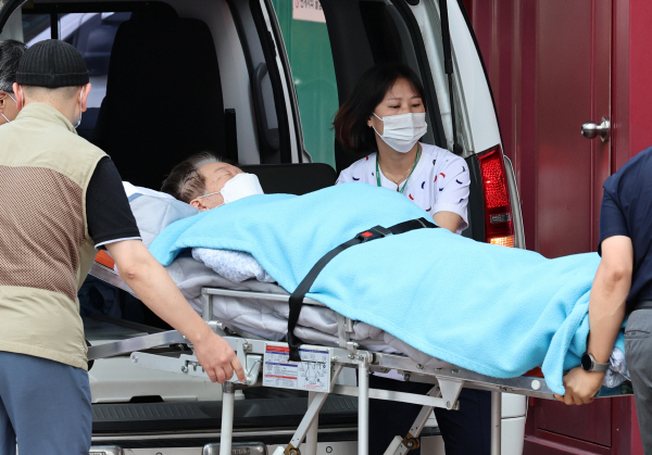 이재명 더불어민주당 대표가 장기간 단식으로 건강이 악화하면서 18일 오전 서울 중랑구 녹색병원으로 이송되고 있다. 뉴스1