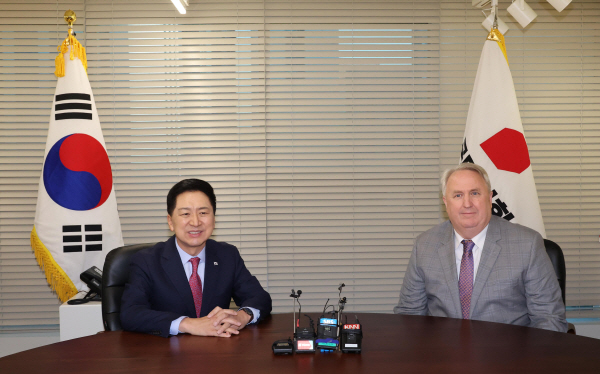 김기현 국민의힘 대표와 인요한 혁신위원장이 17일 서울 여의도 당사에서 면담을 하고 있다. (공동취재)