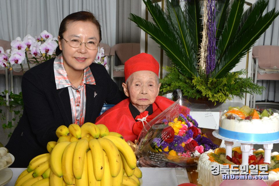 송미호 나자레원 원장과 일본 할머니의 생일 잔치가 열리고 있다.