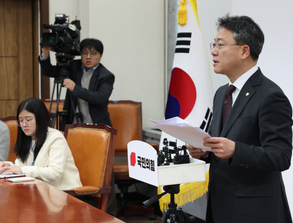 박정하 국민의힘 수석대변인이 28일 서울 여의도 국회에서 비상대책위원 명단을 발표하고 있다. 뉴스1