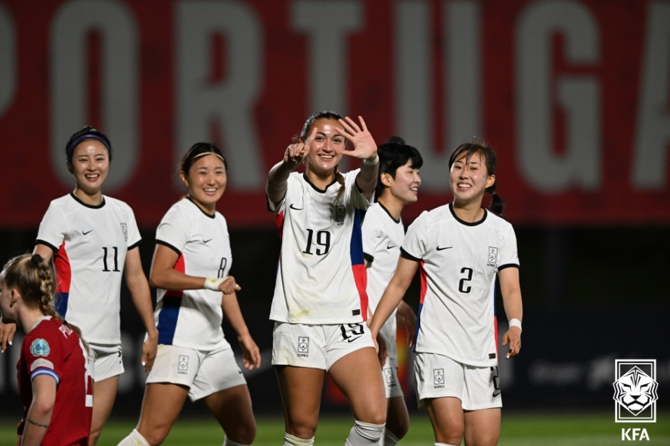 '지소연·페어 연속골' 여자축구 대표팀, 체코에 2-1 승리