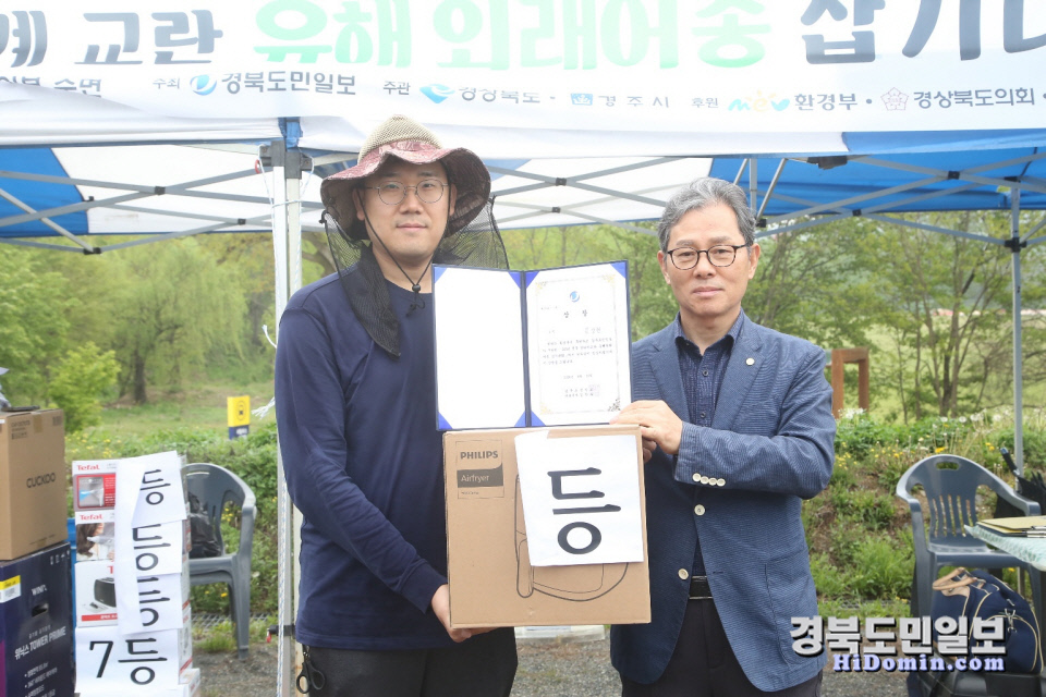 2등을 한 김상현 씨와 김찬수 경북도민일보 대표.