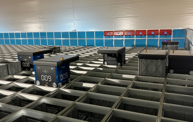 로봇이 자동으로 자재를 저장하는 큐브형 창고인 오토스토어(Auto Store)의 모습. 사진 = 포스코DX 제공