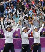 30일 런던올림픽 양궁장인 런던 로즈 크리켓 그라운드에서 열린 여자 단체전 결승전 한국-중국 경기에서 기보배, 이성진, 최현주가 우승을 확정지은 뒤 환호하고 있다. 연합