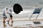 우산 있으나마나     제15호 태풍 `볼라벤’이 북상한 28일 포항 북부해수욕장에서 시민들이 힘겨운 발걸음을 옮기고 있다. /임성일기자 lsi@hidomin.com