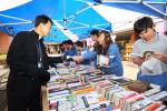 지난달 31일 포항제철소 대식당 앞마당에서 포스코패밀리 임직원들이 다 읽은 책을 서로 바꿔볼 수 있는 `도서교환행사’가 열렸다.