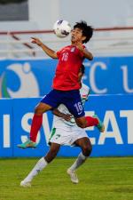 이광훈이 17일 오후(한국시간) 아랍에미리트 라스 알 카이마의 에미리츠 경기장에서 열린 2012 아시아축구연맹(AFC) 19세 이하(U-19) 선수권 대회 이라크와의 결승전에서 공중볼 다툼을 벌이고 있다. 연합