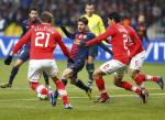 바르셀로나의 리오넬 메시가 러시아 모스크바의 루즈니키 스타디움에서 열린  2012-2013 유럽축구연맹(UEFA) 챔피언스리그 G조 원정 5차전 스파르타크 모스크바와의 경기에서 상대 선수들에 둘러싸여 볼을 다투고 있다. 연합