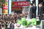 일본 자민당의 아베 신조 총재가 지난 24일 도쿄 무사시노시 기치조지역 앞에서 내달 16일 총선을 앞두고 거리연설을 하고 있다. 연합