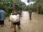 초대형 태풍 보파가 필리핀 남부지역을 강타, 4일(현지시간) 5만여명이 피신한 가운데 사망자만도 100여명에 이르고 수십명이 실종되는 등 엄청난 피해가 발생했다. 보파의 직격탄을 맞은 콤포스텔라 밸리 지역에 홍수가 나자 군인들이 출동해 주민들의 대피를 도와주고 있다. 연합