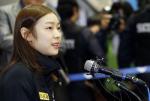 NRW 트로피 대회에서 우승한 '피겨여왕' 김연아가 11일 영종도 인천공항을 통해 귀국, 취재진의 질문에 답하고 있다. 연합