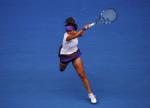 중국의 리나가 22일(한국시간) 호주 멜버른의 멜러른파크에서 열린 호주 오픈 테니스 대회 여자 단식 8강전에서 폴란드이 아그니에슈카 라드반스카를 상대로 리턴샷을 날리고 있다. 연합