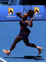 세리나 윌리엄스가 호주 멜버른의 멜버른파크에서 열린 호주오픈 테니스대회 여자단식 8강전에서 슬론 스티븐스를 상대로 리턴샷을 날리고 있다. 연합