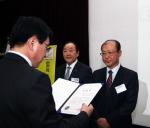 김재하(오른쪽) 대구FC 대표이사가 4일 범죄예방 활동에 기여한 공로를 인정받아 법무부 장관 표창을 받았다.