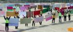 적십자 자원봉사자와 부산 7개 공공기관 직원들이 12일 오전 부산 북구 부산인재개발원 운동장에서 영세민 임대 아파트 주민들의 겨울이불을 세탁해 빨랫줄에 널고 있다.