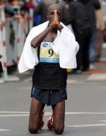 14일 열린 대구국제마라톤대회 남자부 우승자 아브라함 키프로티치(프랑스)가 2시간08분33초의 기록으로 결승선을 통과한 뒤 손을 모아 기도하고 있다. 연합