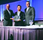 정준양 포스코 회장이 7일 미국에서 열린 `2013 철강 콘퍼런스 및 전시회’에서`올해의 철강인’상을 수상했다.(왼쪽부터 존 서머 US스틸 회장, 정준양 회장, 피즐리 AIST 회장)