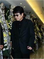 가수 조용필이 31일 오후 서울 종로구 연건동 서울대학교병원 장례식장에 마련된 라디오 DJ 故 이종환 씨의 빈소를 찾아 조문하고 있다.